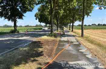 FW Xanten: Flächenbrand an der B57 - Feuerwehr löscht brennenden Grünstreifen