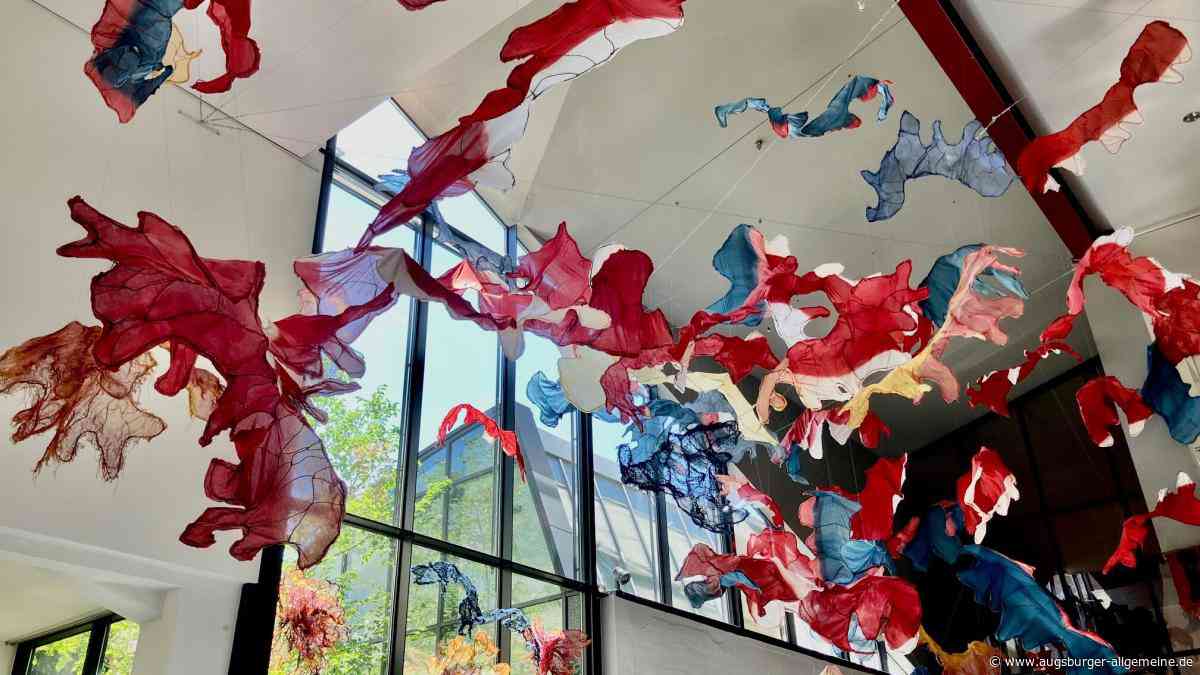 So bringt Nnenna Okore den Regenwald ins Textilmuseum Augsburg
