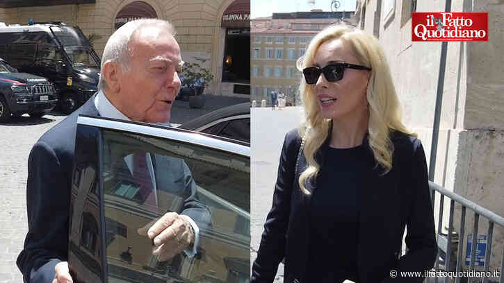 C’è aria di Berlusconi a Montecitorio: spuntano Gianni Letta e perfino Marta Fascina. Ma la deputata si trincera dietro a una muraglia di “non commento”