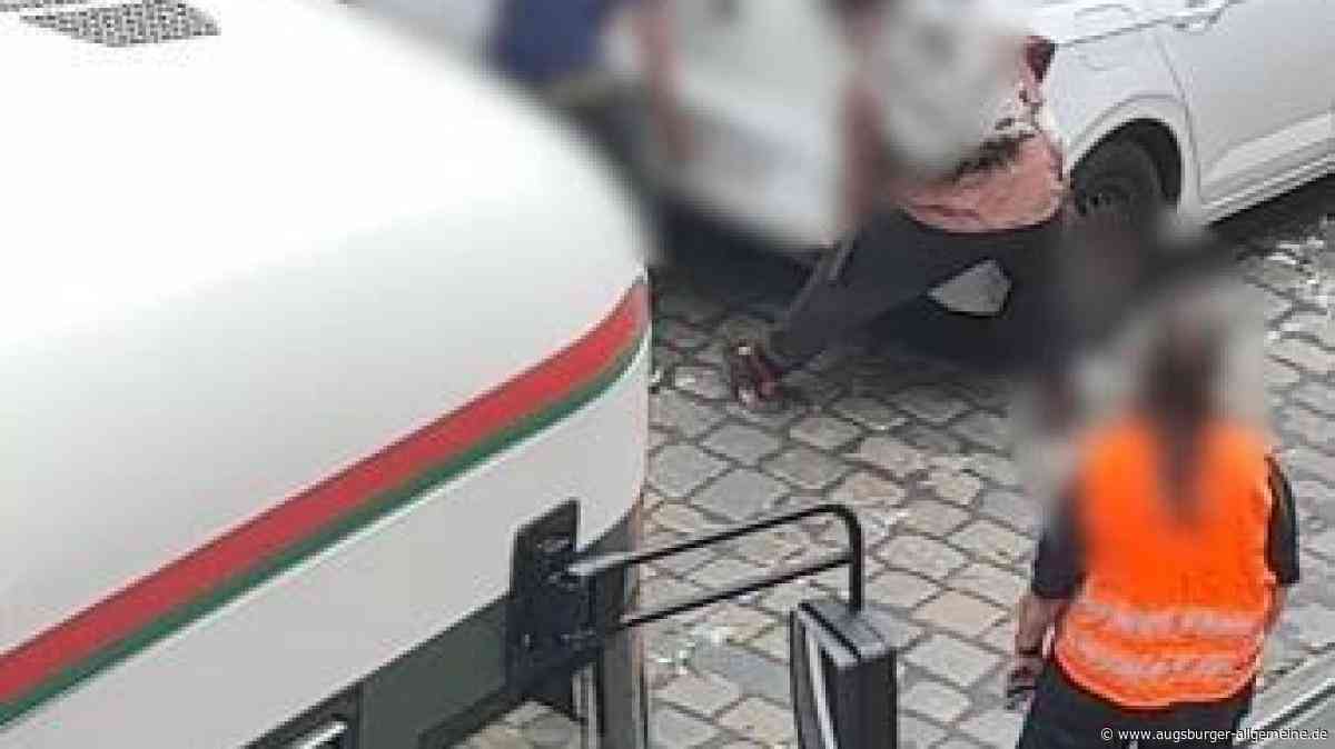 Junge Männer verschieben Auto: Video wird zum viralen Hit