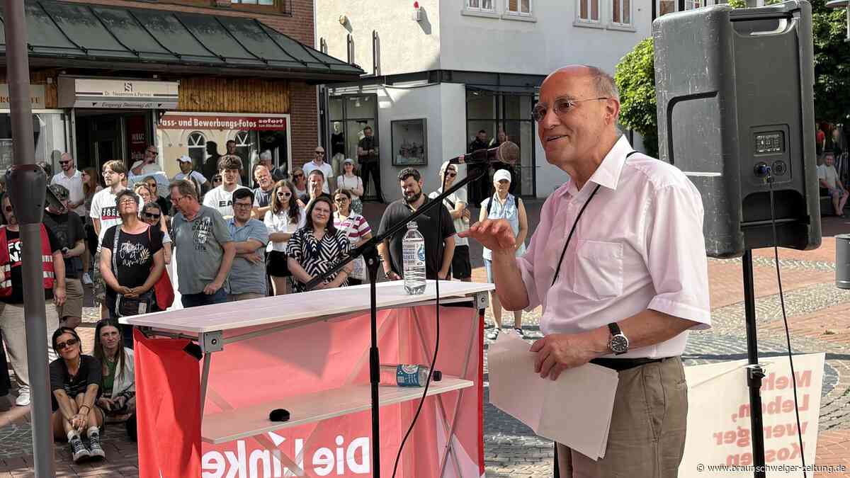 Auf ein Selfie mit Gregor Gysi in Gifhorns Fußgängerzone