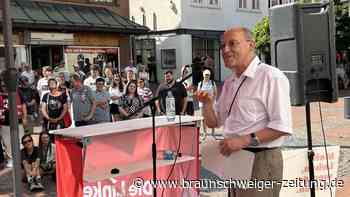 Auf ein Selfie mit Gregor Gysi in Gifhorns Fußgängerzone