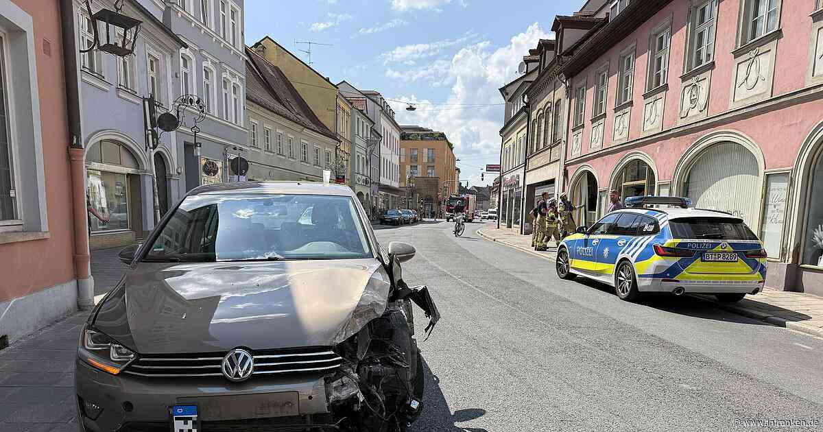 Fahrerin unachtsam: Auto kracht in Bamberg in Schaufenster