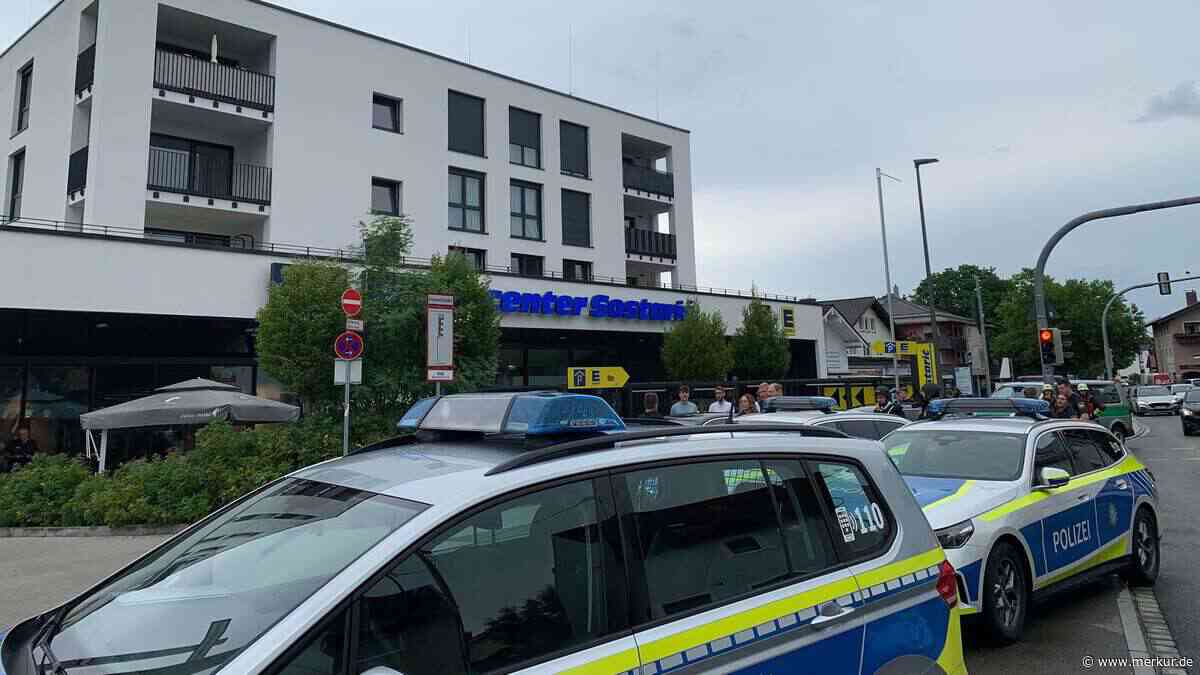 Schüsse am S-Bahnhof: SEK stürmt Wohngebäude – Straße geräumt