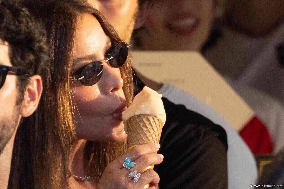 La star de « Modern Family » Sofía Vergara ne passe pas inaperçue sur le port de Saint-Tropez