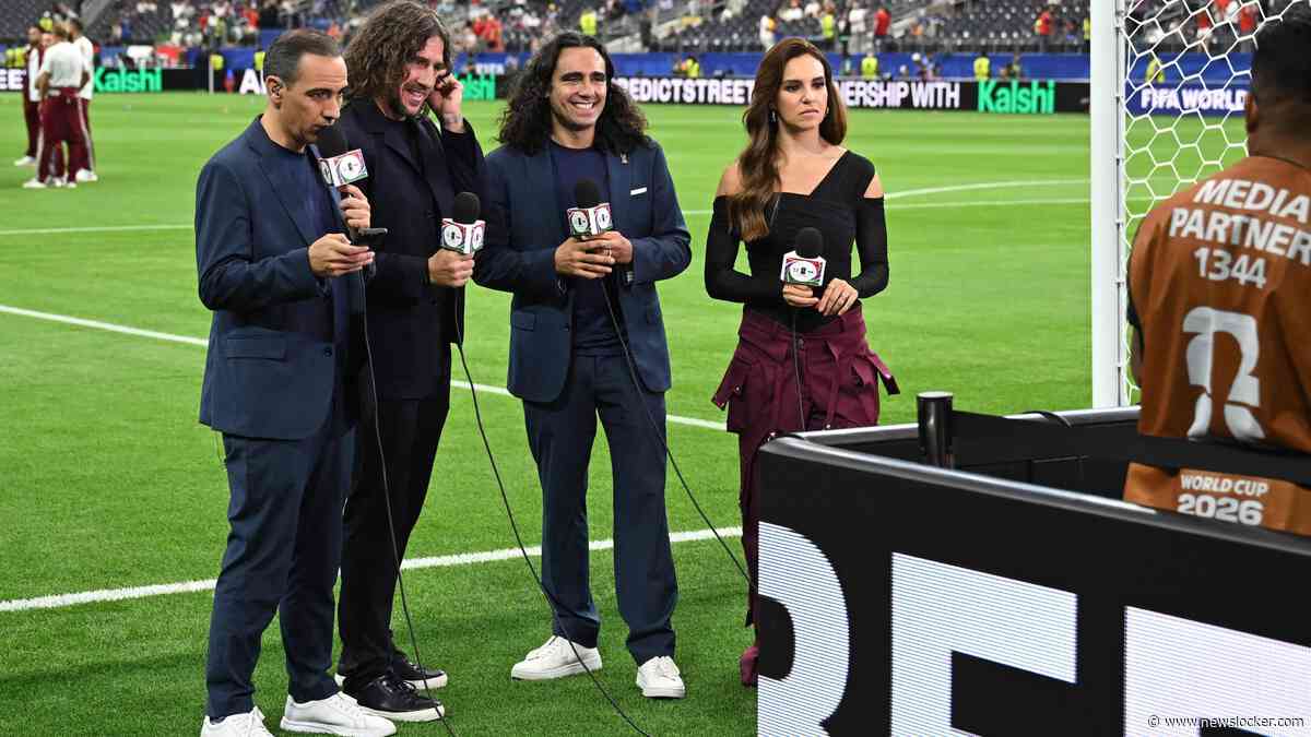Kersvers WK-finalisten Dani Olmo en Eric Garcia onderbreken tv-uitzending om foto te maken met Carles Puyol