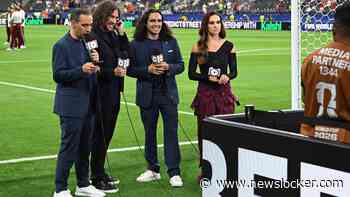 Kersvers WK-finalisten Dani Olmo en Eric Garcia onderbreken tv-uitzending om foto te maken met Carles Puyol