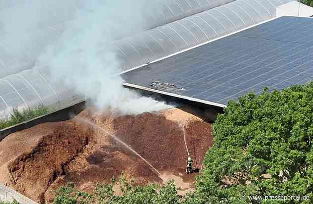 FW Sonsbeck: Gewerbebrand - Brennender Radlader in Lagerhalle