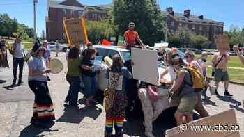 Protesters surround N.S. premier's car, smash glass after speech