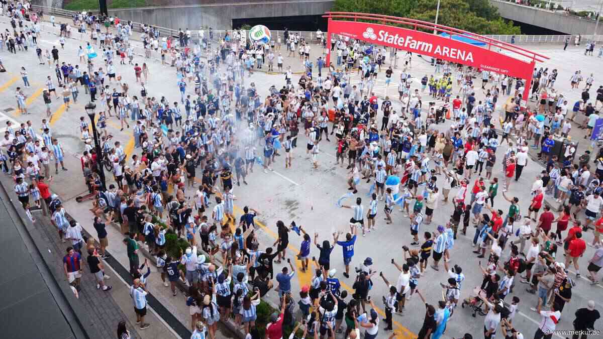 WM-Hochrisikospiel gegen England: Argentinien-Fans attackieren sich gegenseitig