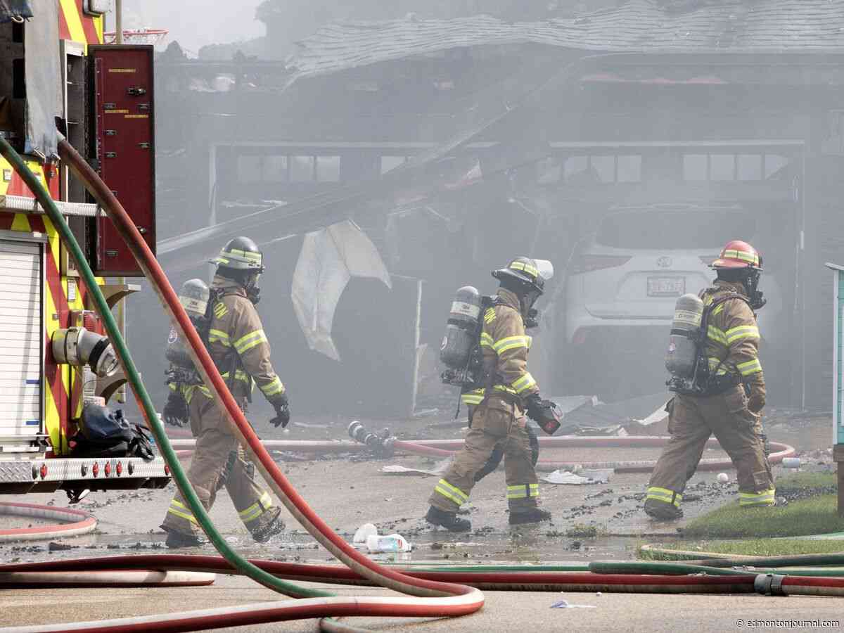 Three homes damaged by fire in southwest Edmonton's Cameron Heights