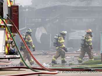 Three homes damaged by fire in southwest Edmonton's Cameron Heights