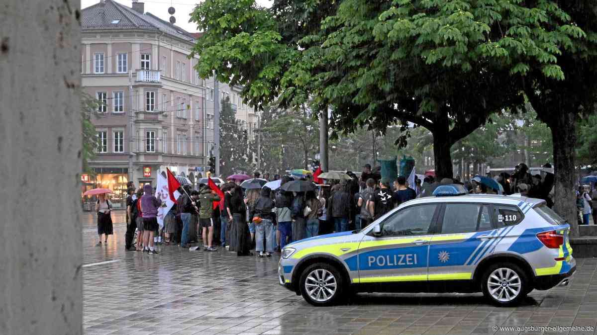 Gut 100 Menschen demonstrieren gegen Polizeieinsatz im Umfeld des City Clubs