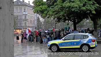 Gut 100 Menschen demonstrieren gegen Polizeieinsatz im Umfeld des City Clubs