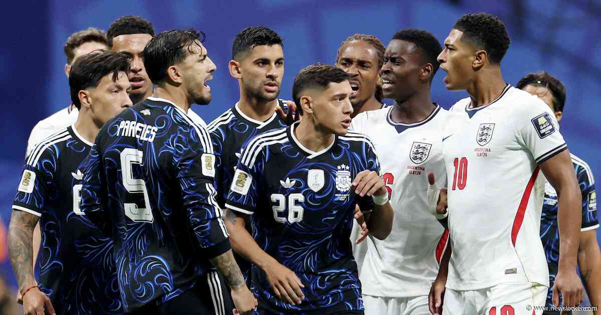 Nog geen kansen, wel overtredingen en opstootje bij kraker tussen Argentinië en Engeland