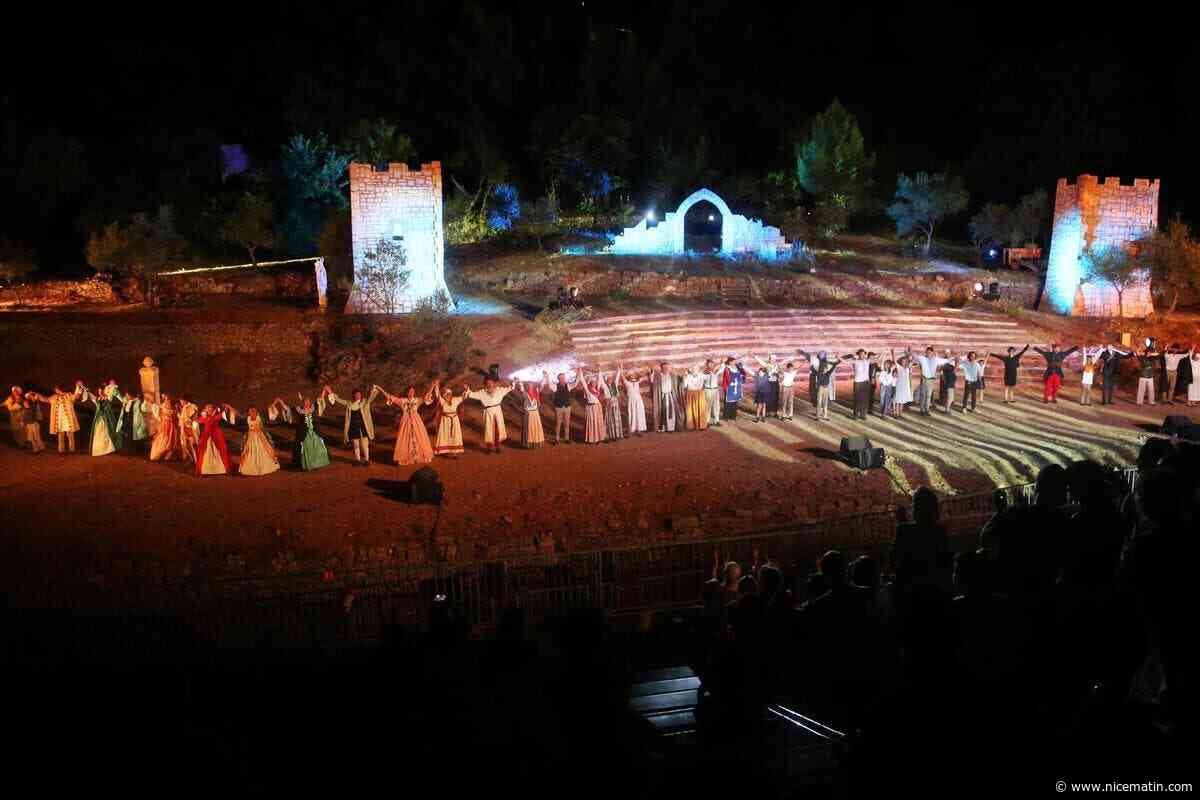 Une centaine de figurants sur scène : le spectacle son et lumière Le Veilleur du Rocher retrace l’histoire de ce village du centre Var