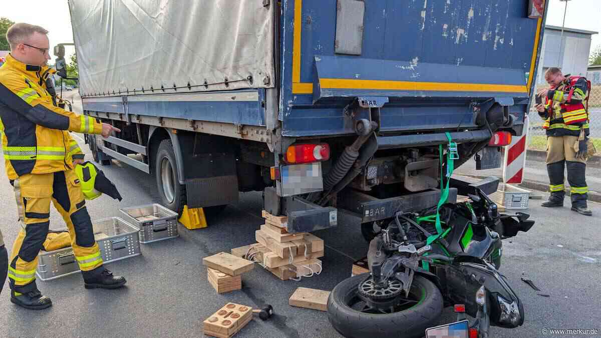 Bei Motorrad-Fahrstunde: Lkw klemmt Fahrlehrerin unter sich ein