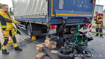 Bei Motorrad-Fahrstunde: Lkw klemmt Fahrlehrerin unter sich ein