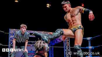 Estate agent becomes Mexican lucha libre wrestler
