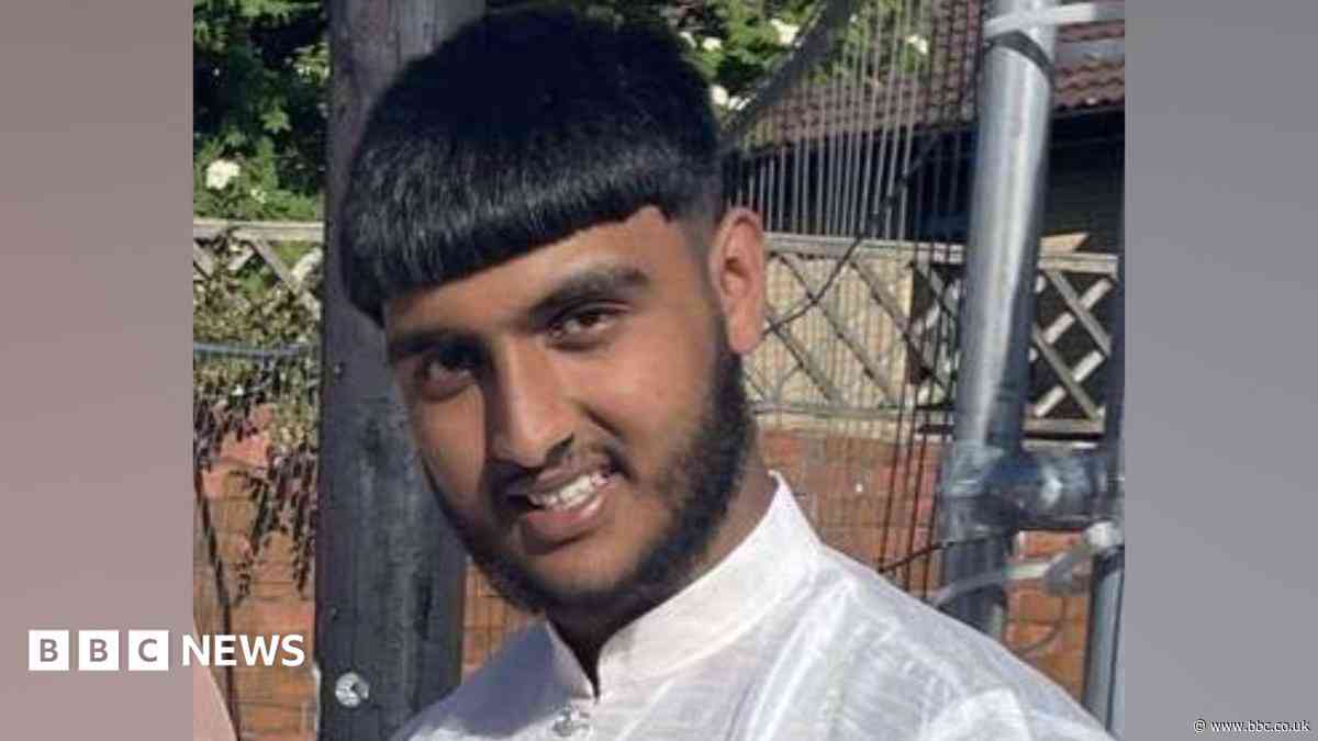 More teenagers charged over stabbing near mosque