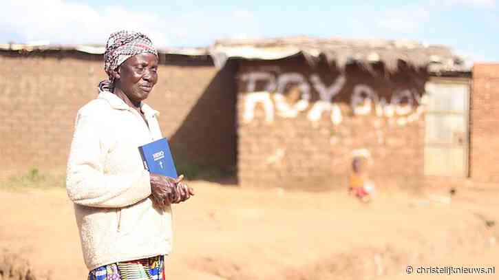 De vrouw van het goede nieuws in een vluchtelingenkamp in Malawi