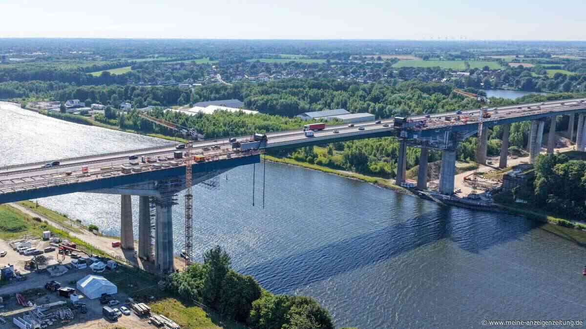 Rader Hochbrücke im Livestream: Rader Hochbrücke: Halbzeit beim Einhub – Mittelstück steigt unter der A7