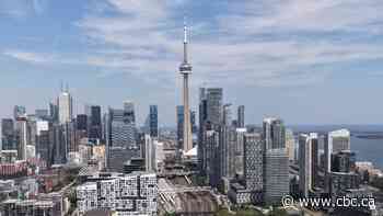 Before and after: Smoky haze takes over Toronto