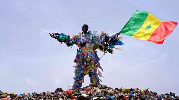 The Plastic Man strijdt tegen drinkwaterzakjes die straatbeeld in Dakar bepalen