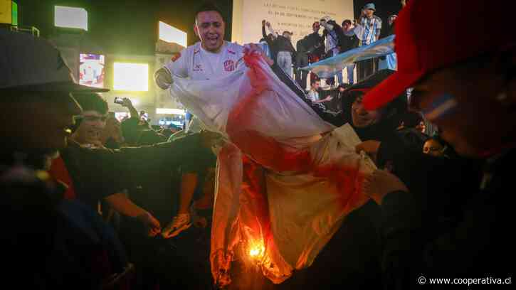 [VIDEOS] Hinchas argentinos quemaron banderas inglesas en Buenos Aires tras la semifinal
