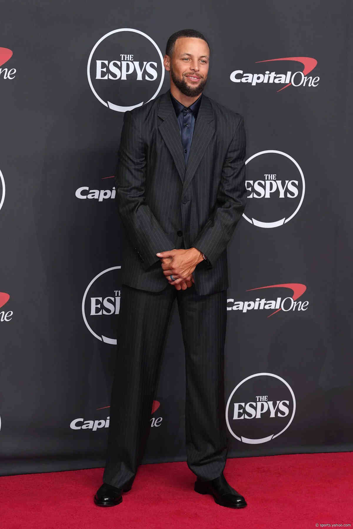 Warriors' Stephen Curry receives Muhammad Ali Sports Humanitarian Award
