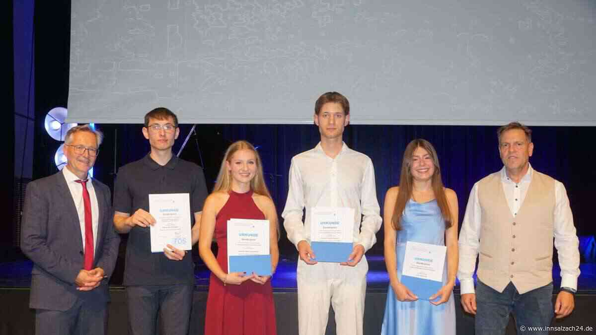 FOS/BOS-Abschlussfeier in Altötting: Fünf Landesbeste und Mathe-Überflieger glänzen mit Topnoten
