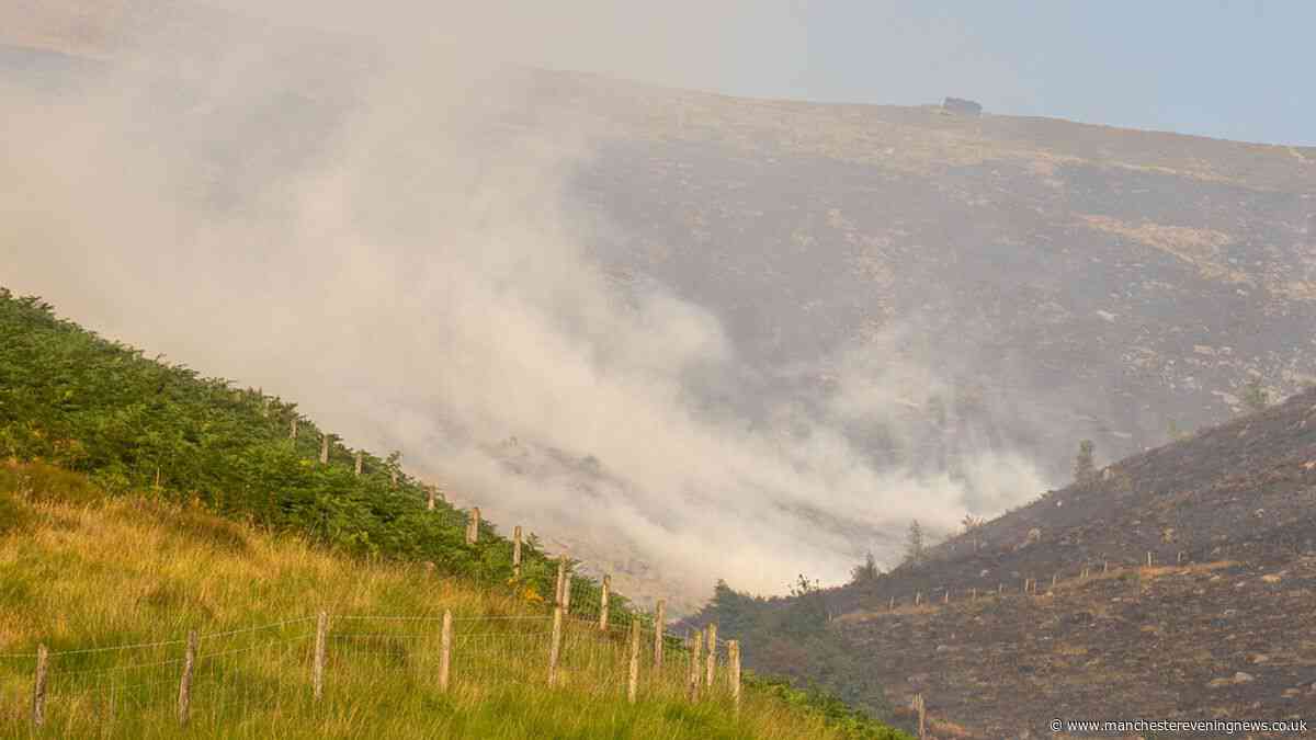 Dovestone and Tintwistle moor fires LIVE as smoke continues to billow over region