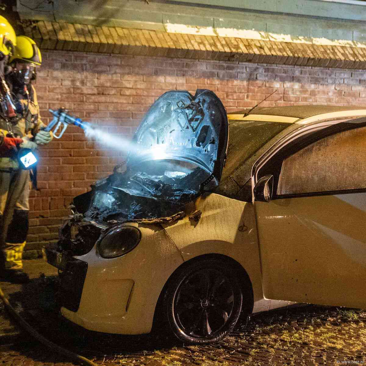 Opnieuw autobrand in Deventer, politie onderzoekt oorzaak
