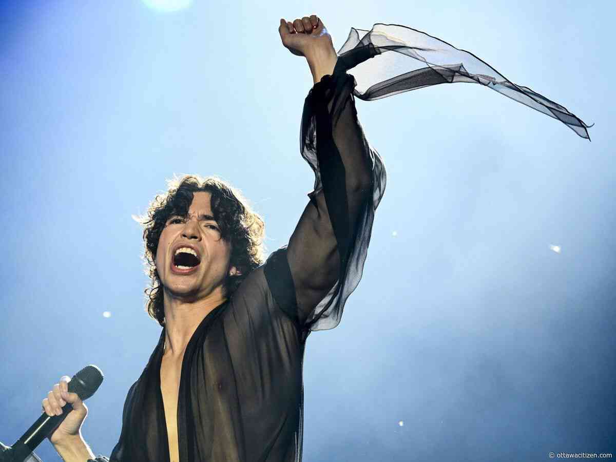 Conan Gray, Myles Smith, Natasha Bedingfield create a dance party at Bluesfest