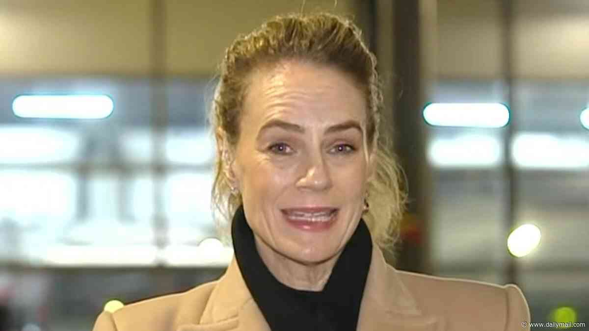 Thieves attempt to steal Today show reporter Christine Ahern's camera gear during live cross in Melbourne