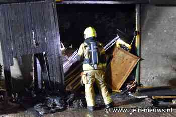 Schuur met houtopslag vliegt in brand