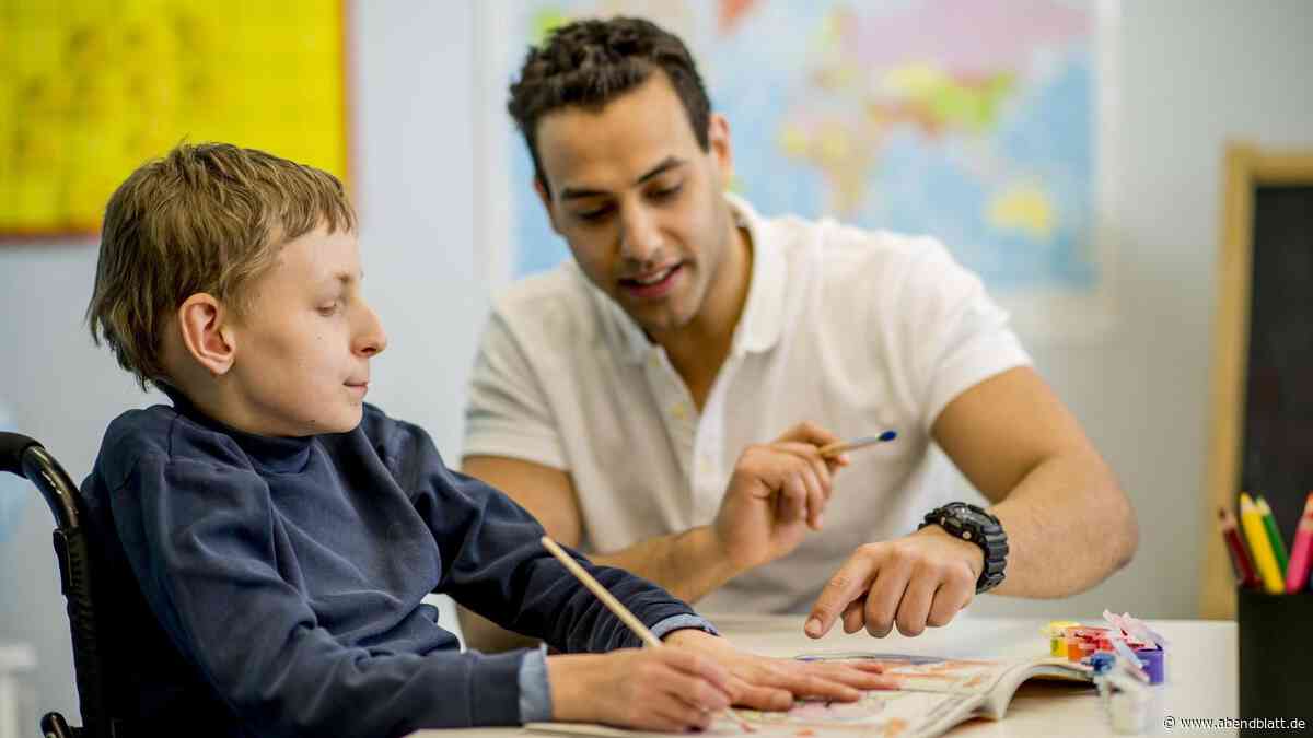 Schulbegleitung wird gekürzt: Diese wichtige Frage müssen Eltern jetzt klären