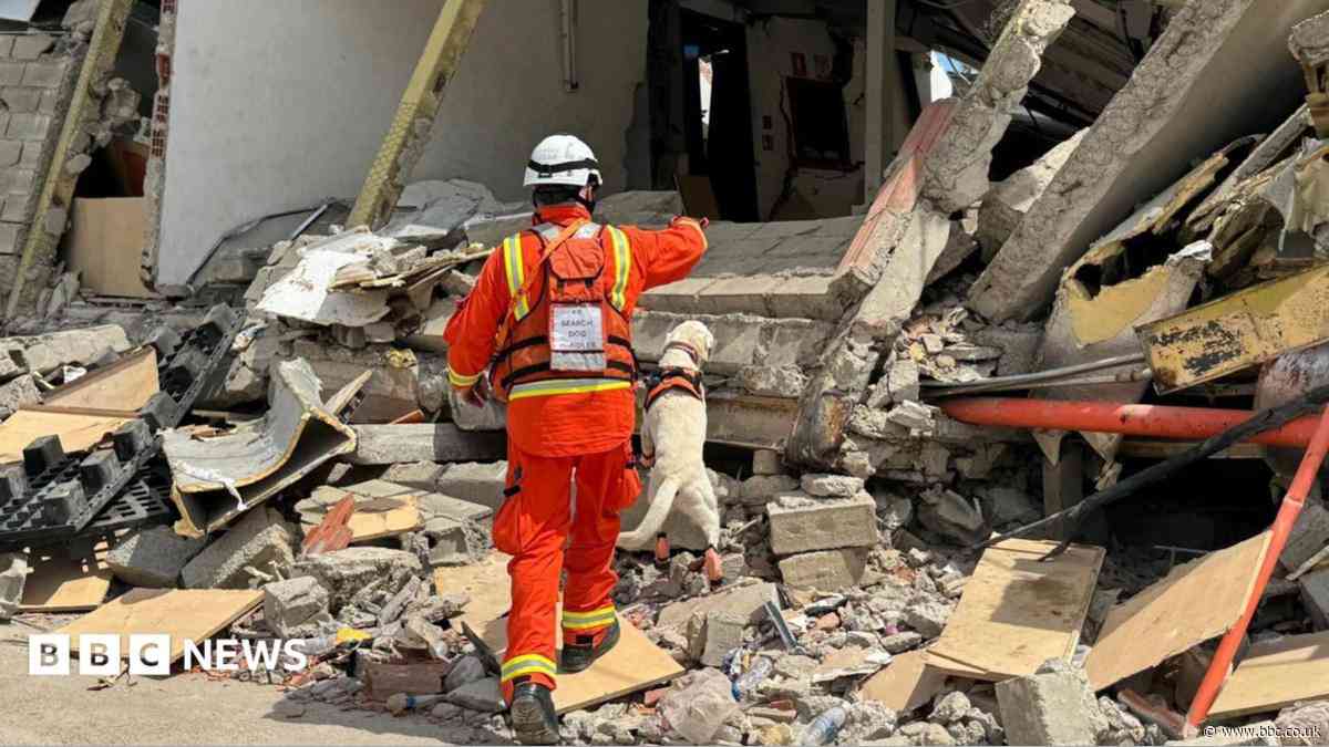 Crew honoured by Venezuela president after quake