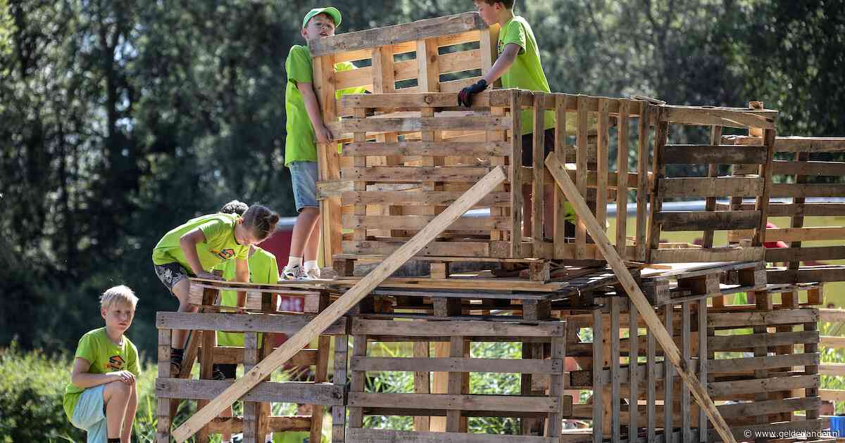 Celine miste een oude traditie in Duiven, nu timmeren 120 kinderen weer aan hun eigen hut
