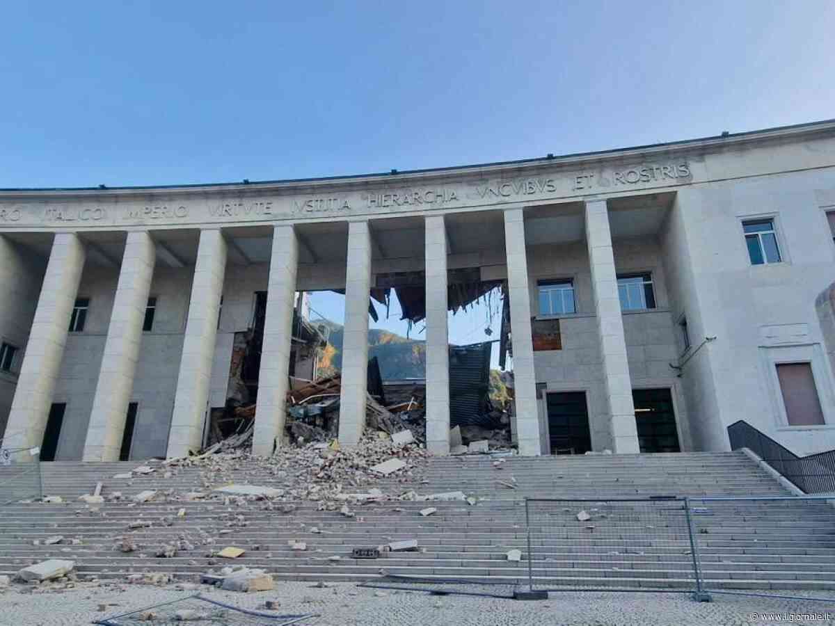 Crolla parte del palazzo del tribunale di Bolzano, nessuna persona coinvolta. "Abbiamo pensato a un attentato"