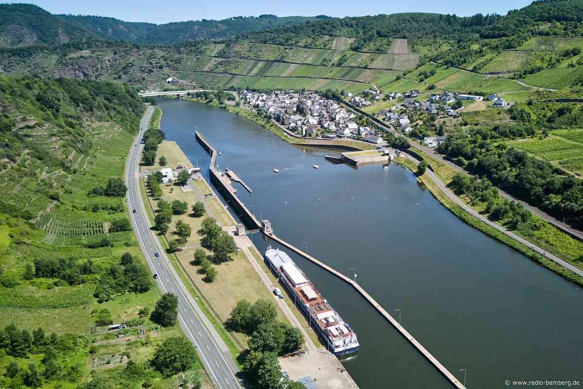 Ölteppich auf Mosel – 124 Schiffspassagiere sitzen fest