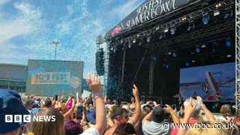 90s music festival 'shambles' due to long queues