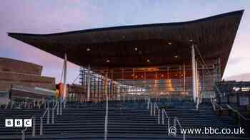 Y Senedd wedi methu â chydymffurfio gyda'i chynllun ieithoedd swyddogol