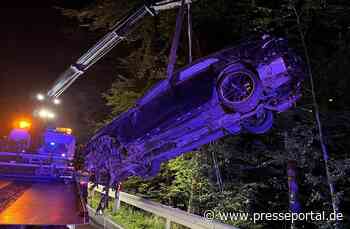 POL-SO: Mercedes hebt über Leitplanke ab und prallt gegen Baum