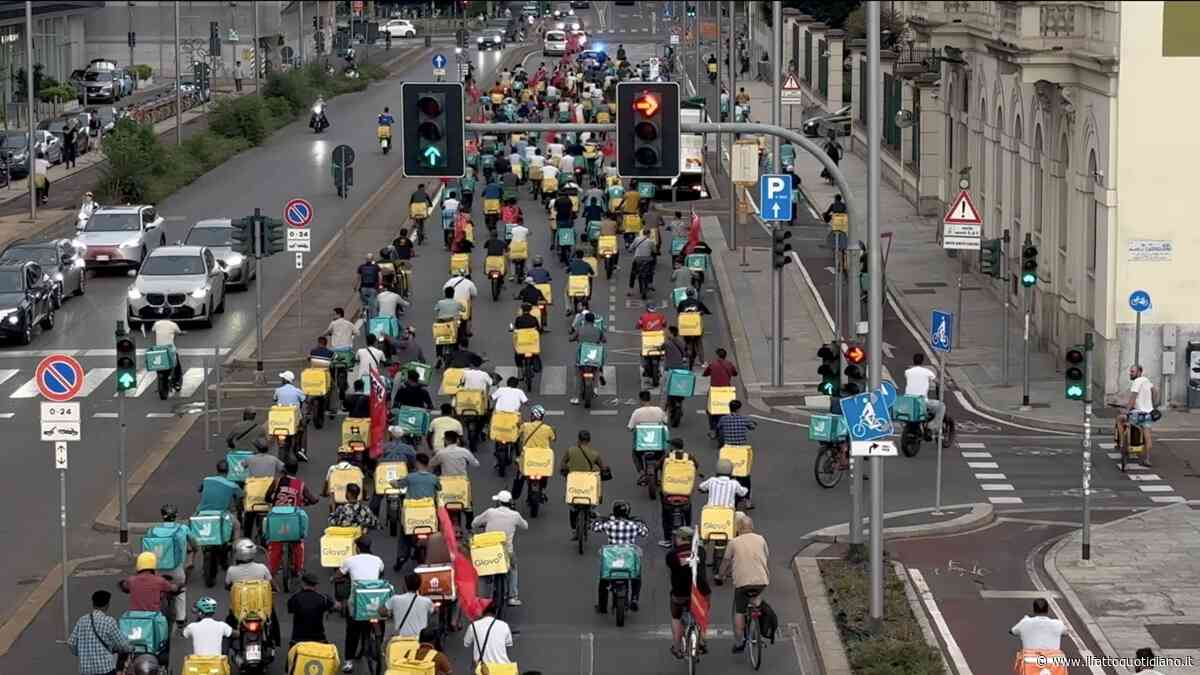 “Basta paghe da fame. Anche noi vogliamo mangiare”. A Milano duecento rider in piazza per lo sciopero delle consegne