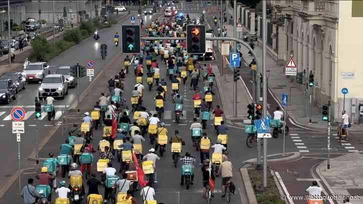 “Basta paghe da fame. Anche noi vogliamo mangiare”. A Milano duecento rider in piazza per lo sciopero delle consegne