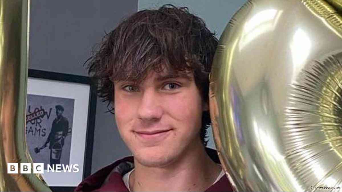 'No clues' after mountain search for teen resumed