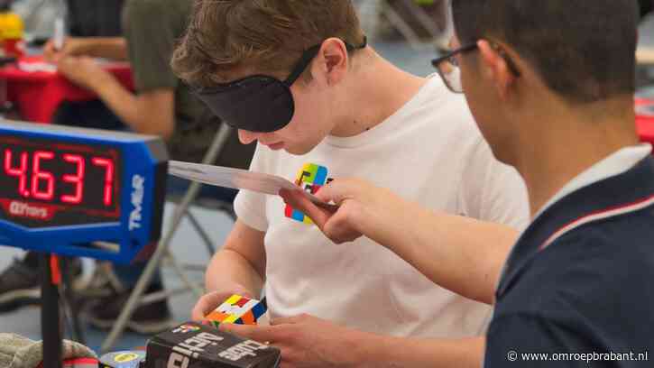 Ivo lost in zeven seconden een Rubiks kubus op en kan dat ook geblinddoekt