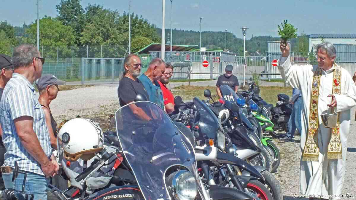 Erster Motorradgottesdienst mit Weihe: Pfarrer predigt von Lkw-Ladefläche