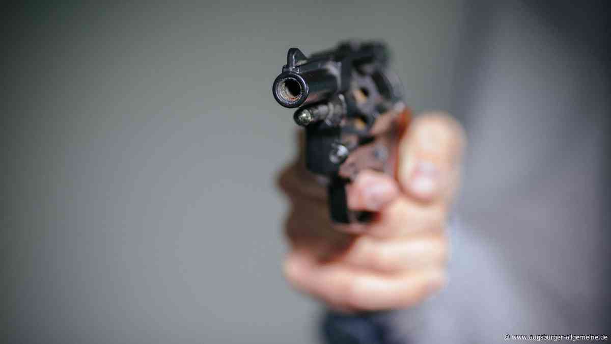 Mann feuert mit Schreckschusswaffe in Richtung Jugendlicher